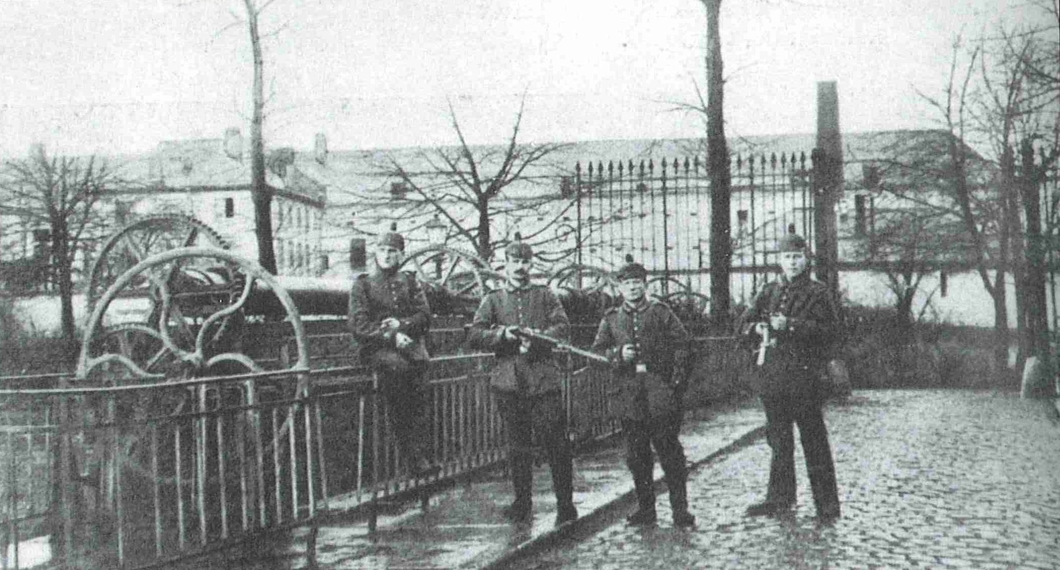 Soldaten aan de brug van het Tuchthuis.